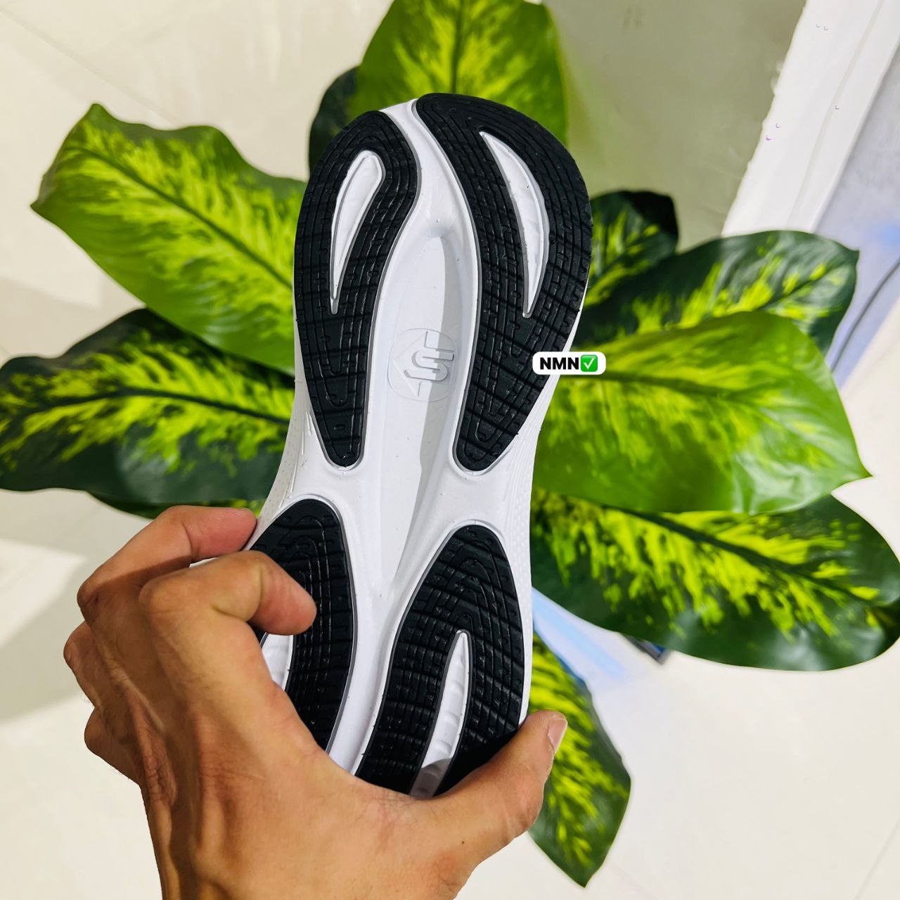 Shoes skchers maxcushion black white