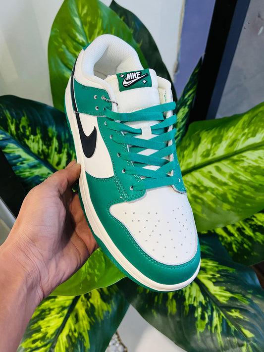 Shoes nike sb dunk green white