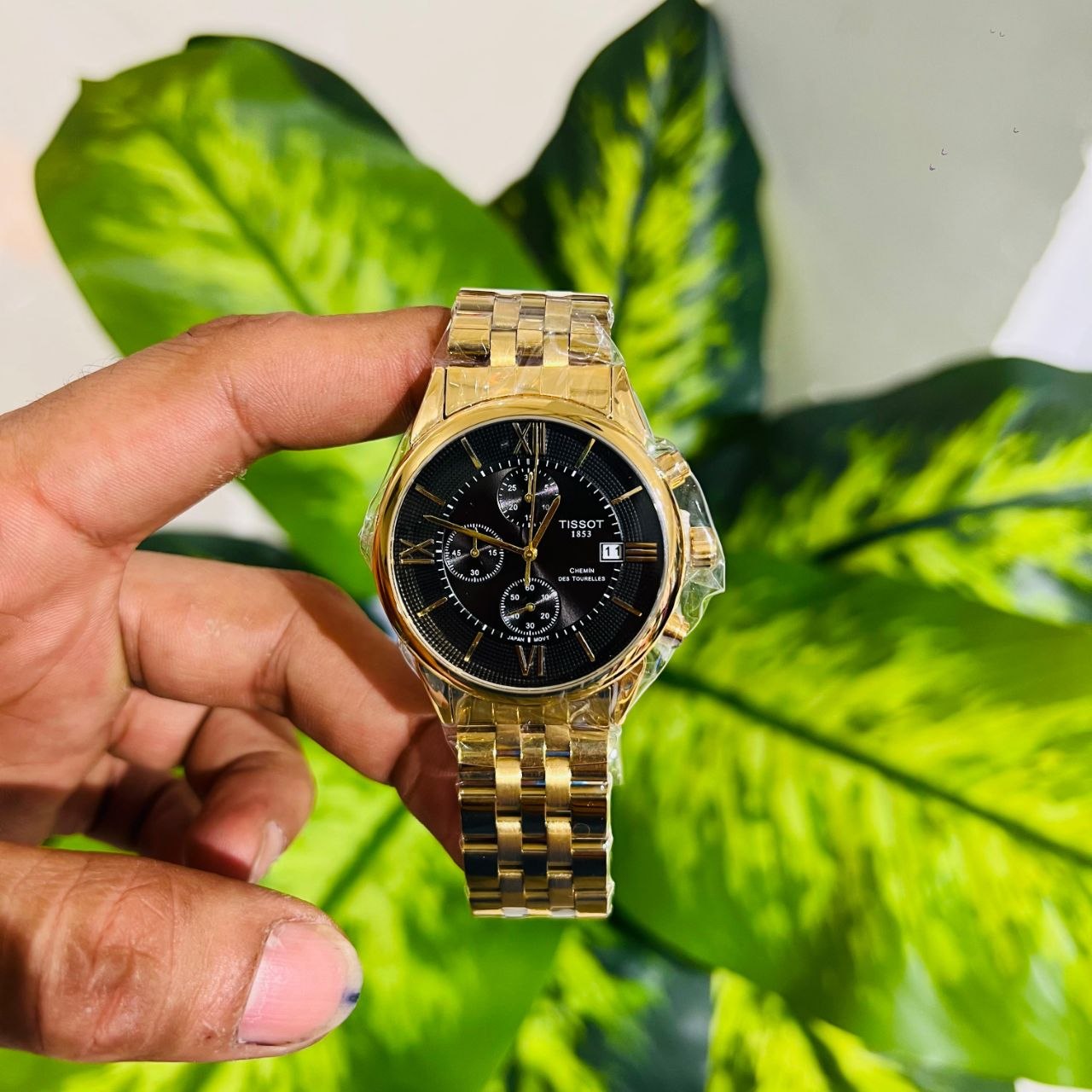 Watch tissot gold black