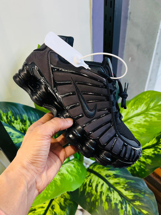 Shoes nike shox colour changing black x pink heat sensing tech 🔥