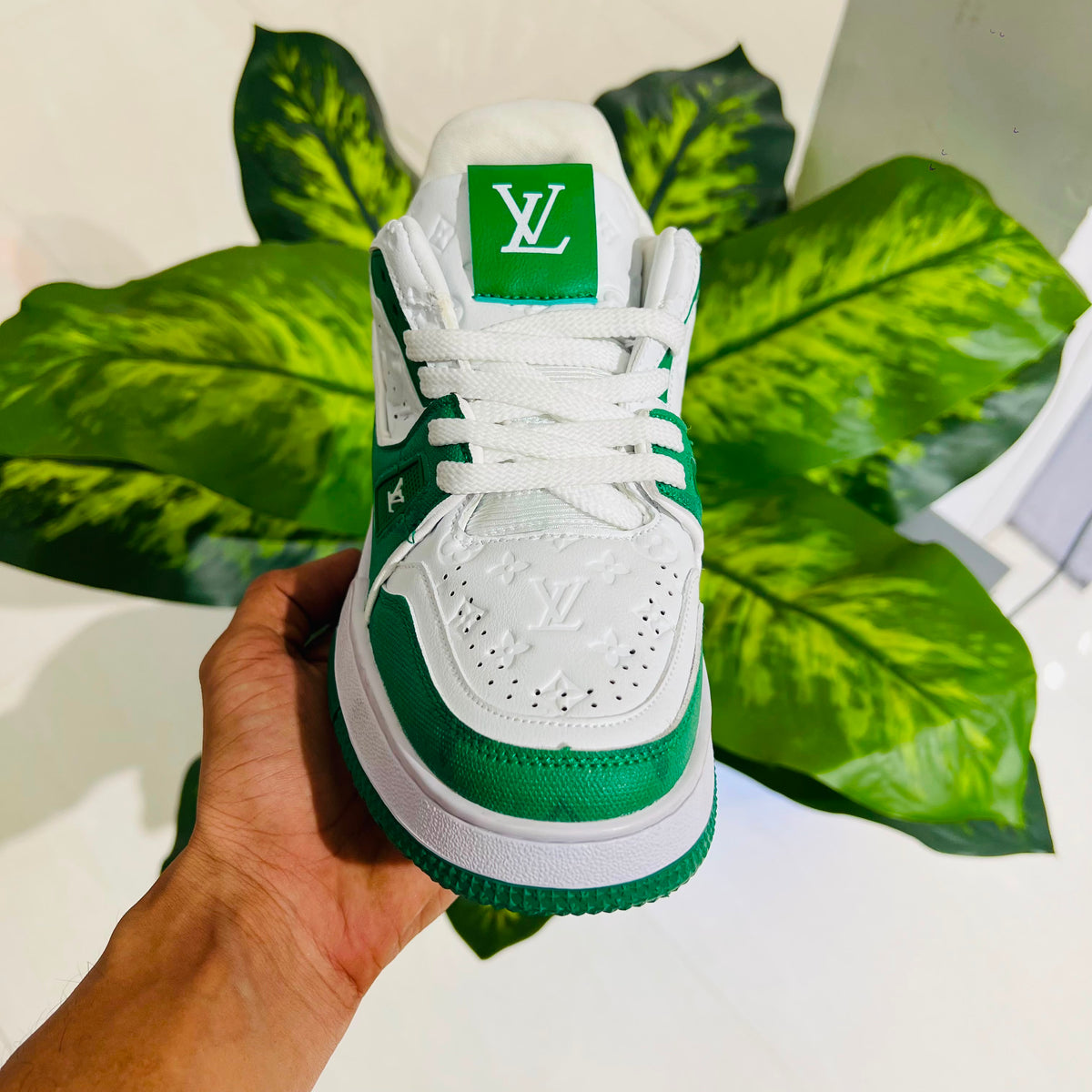 Shoes lv trainer green