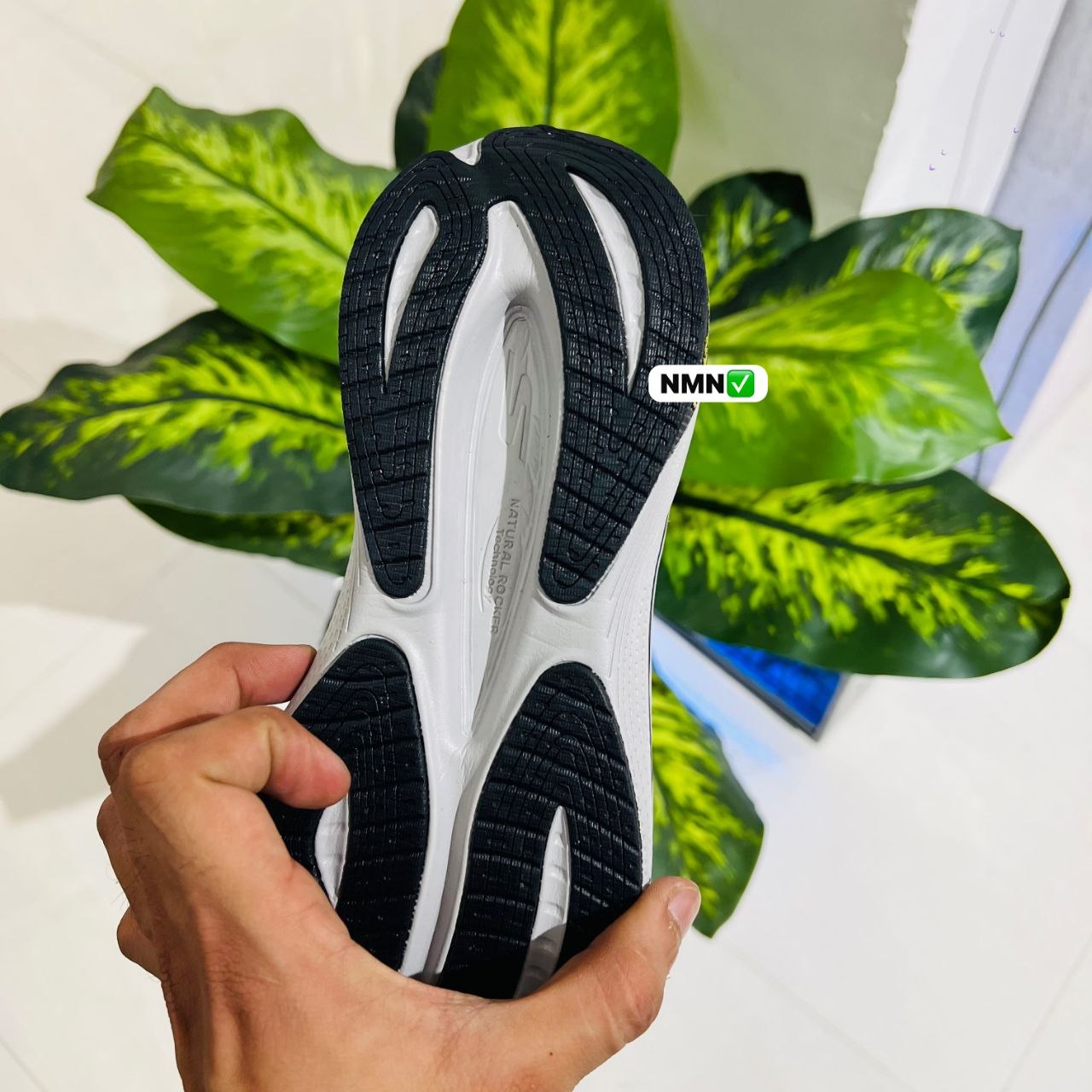 Shoes skechers max cushion black white