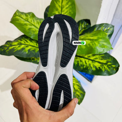 Shoes skechers max cushion black white