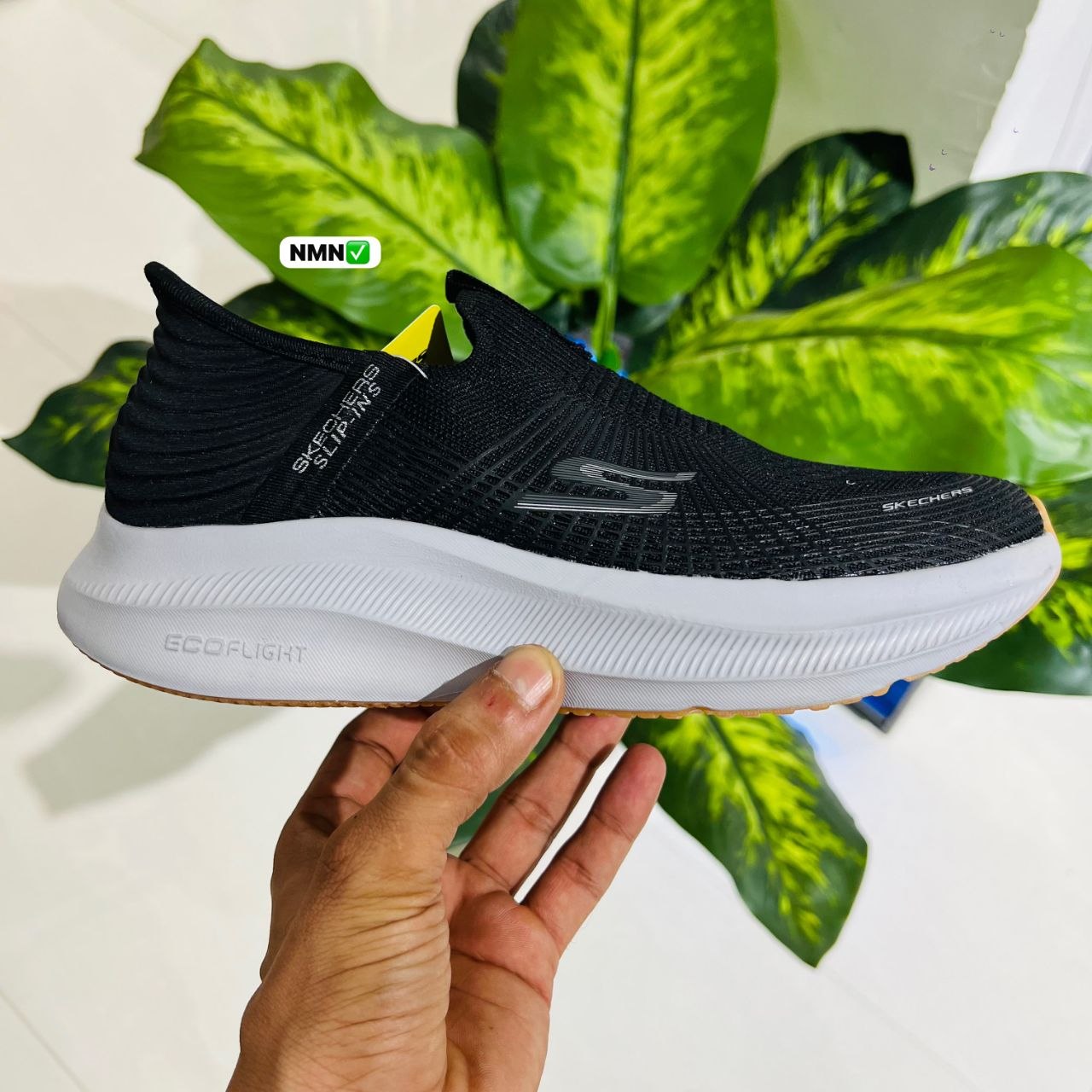 Shoes skechers slip-ins black white