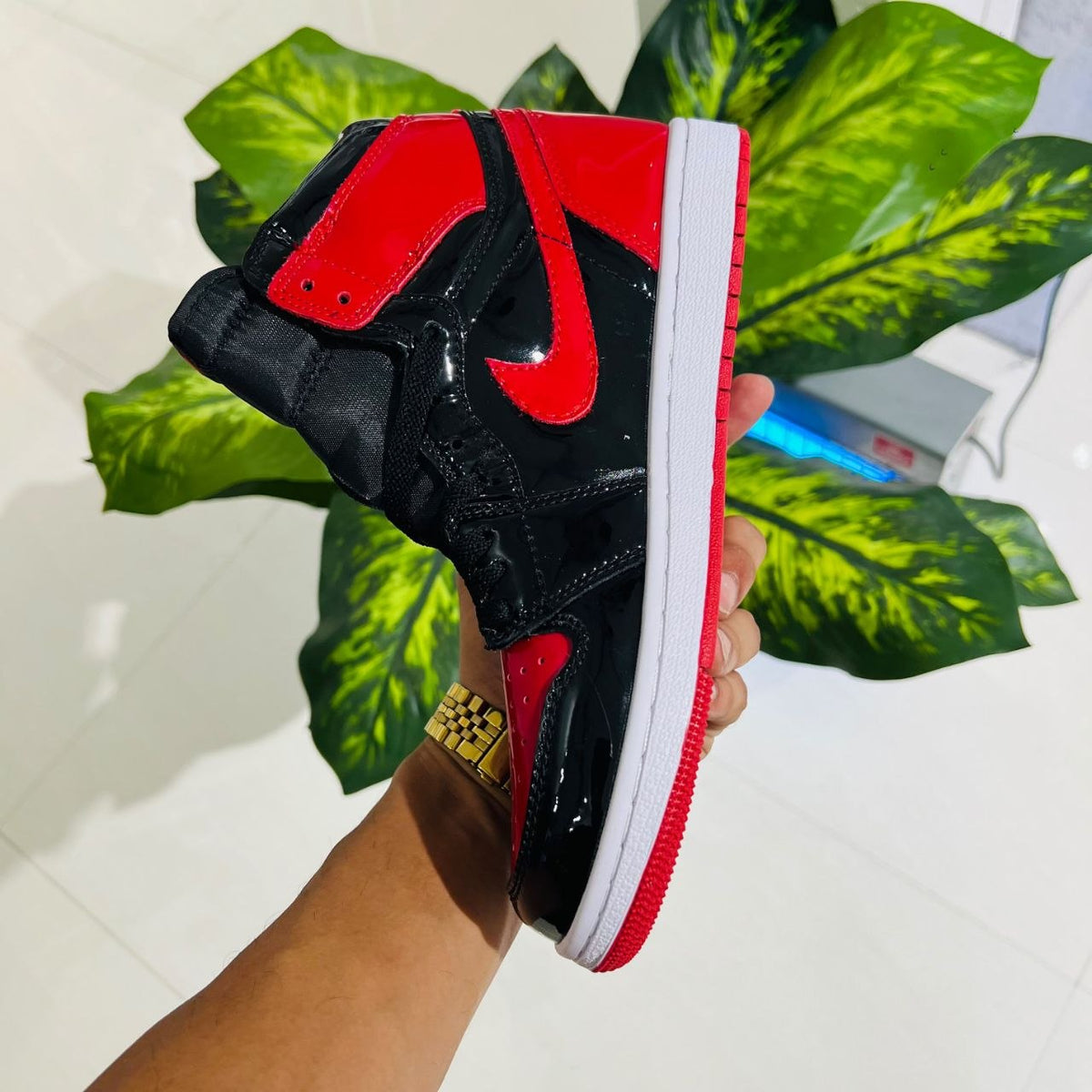 Shoes nike air jordan 1 high painted red black
