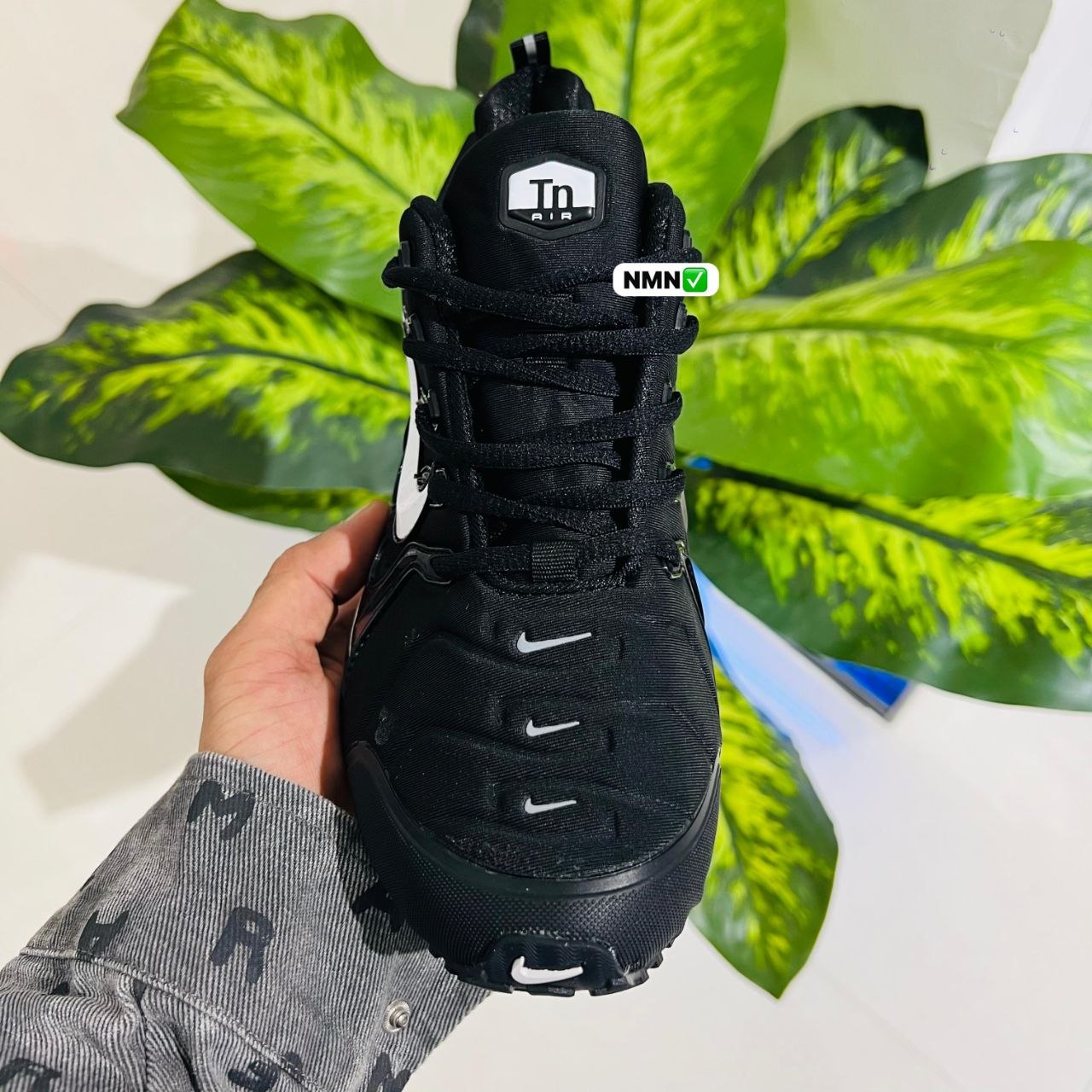Shoes nike tn black white