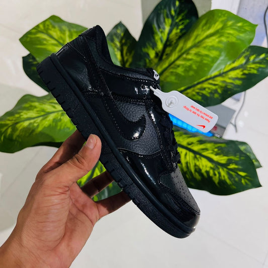 Shoes nike sb dunk low painted black
