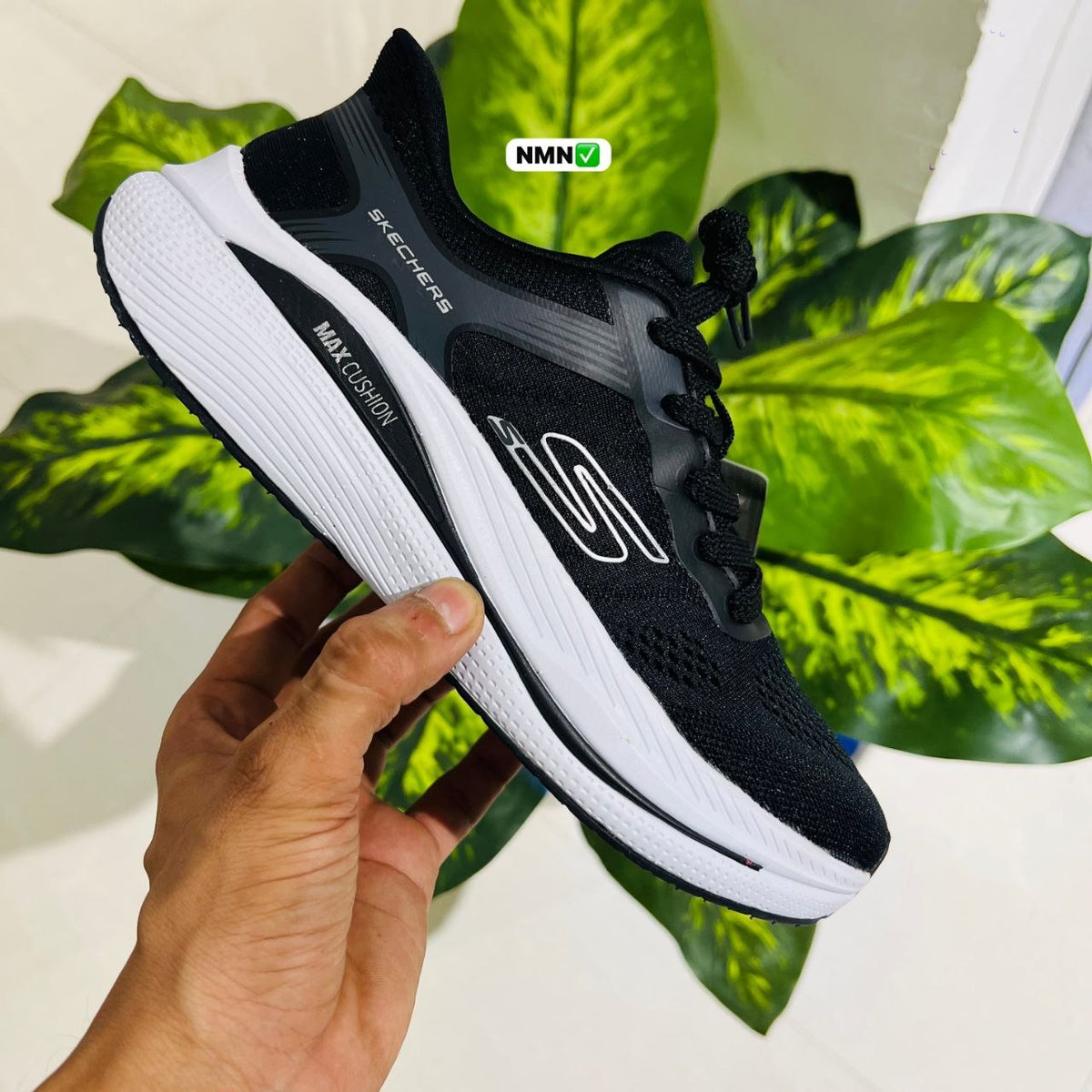 Shoes skchers maxcushion black white