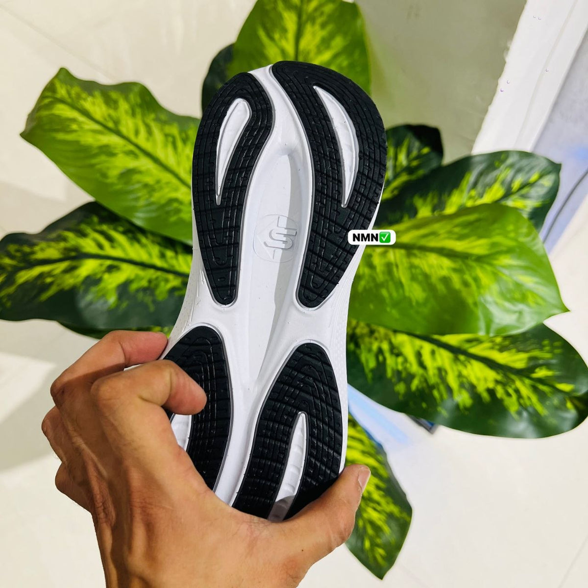 Shoes skchers maxcushion black white
