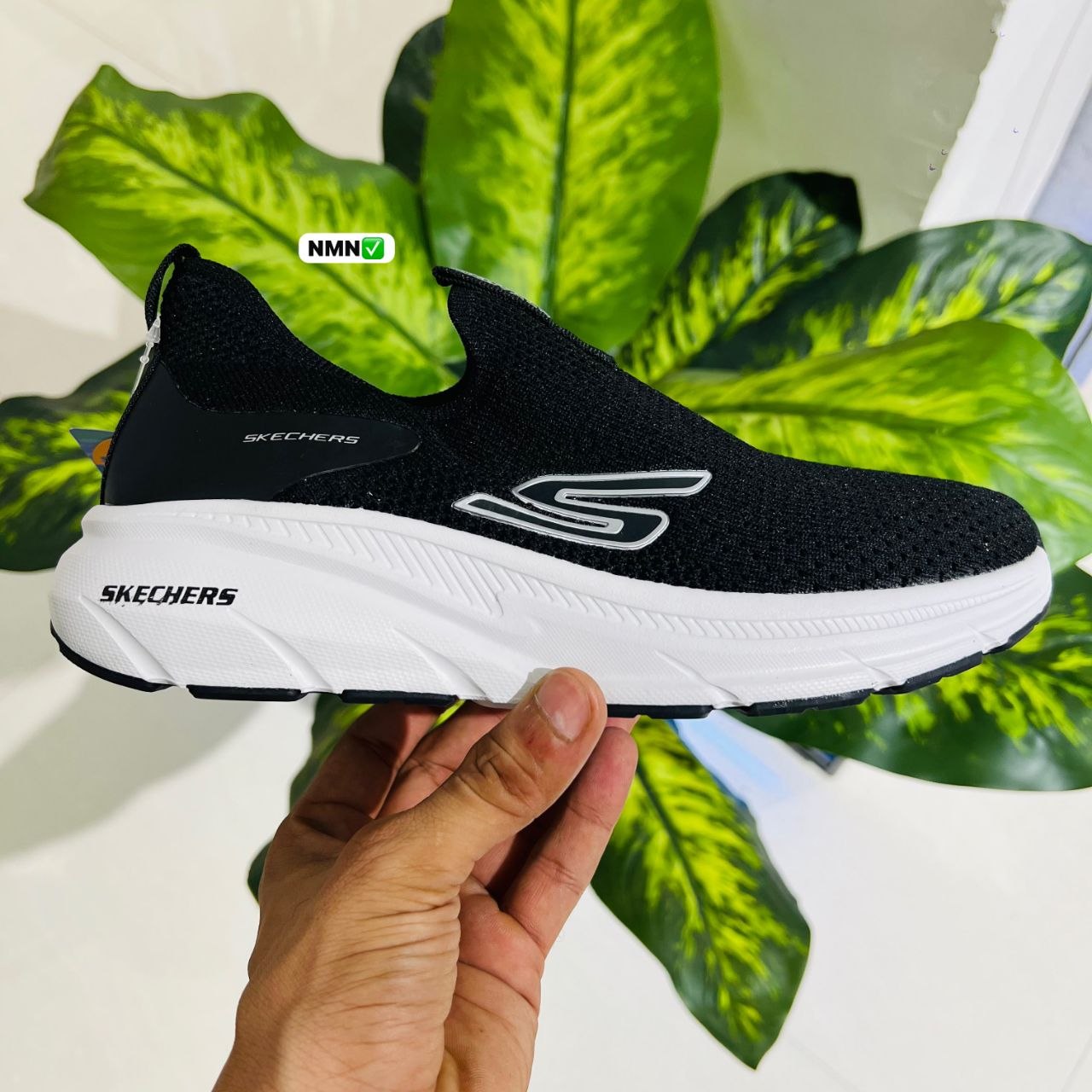 Shoes skechers run black white