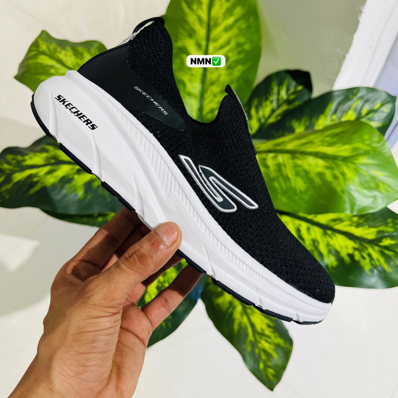 Shoes skechers run black white