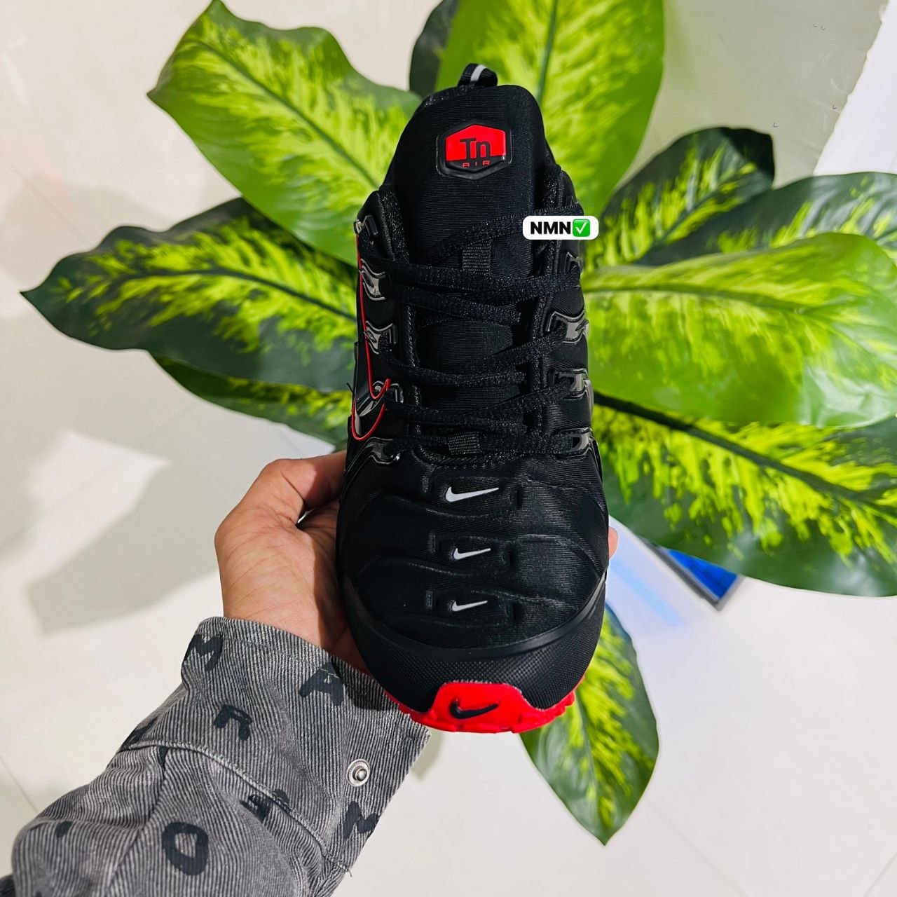 Shoes nike tn black red