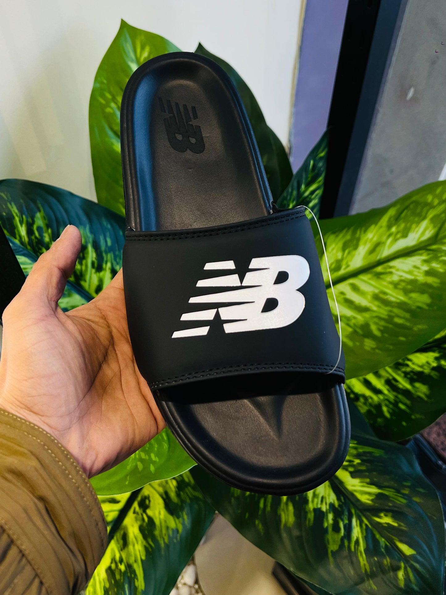 Slippers new balance black