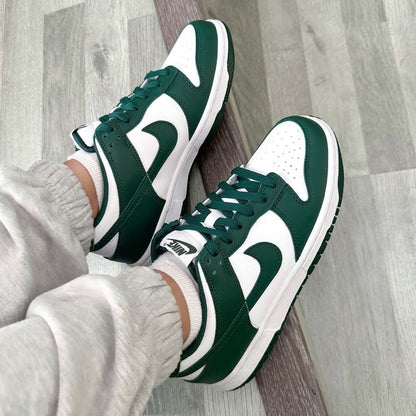 Shoes nike sb dunk green white