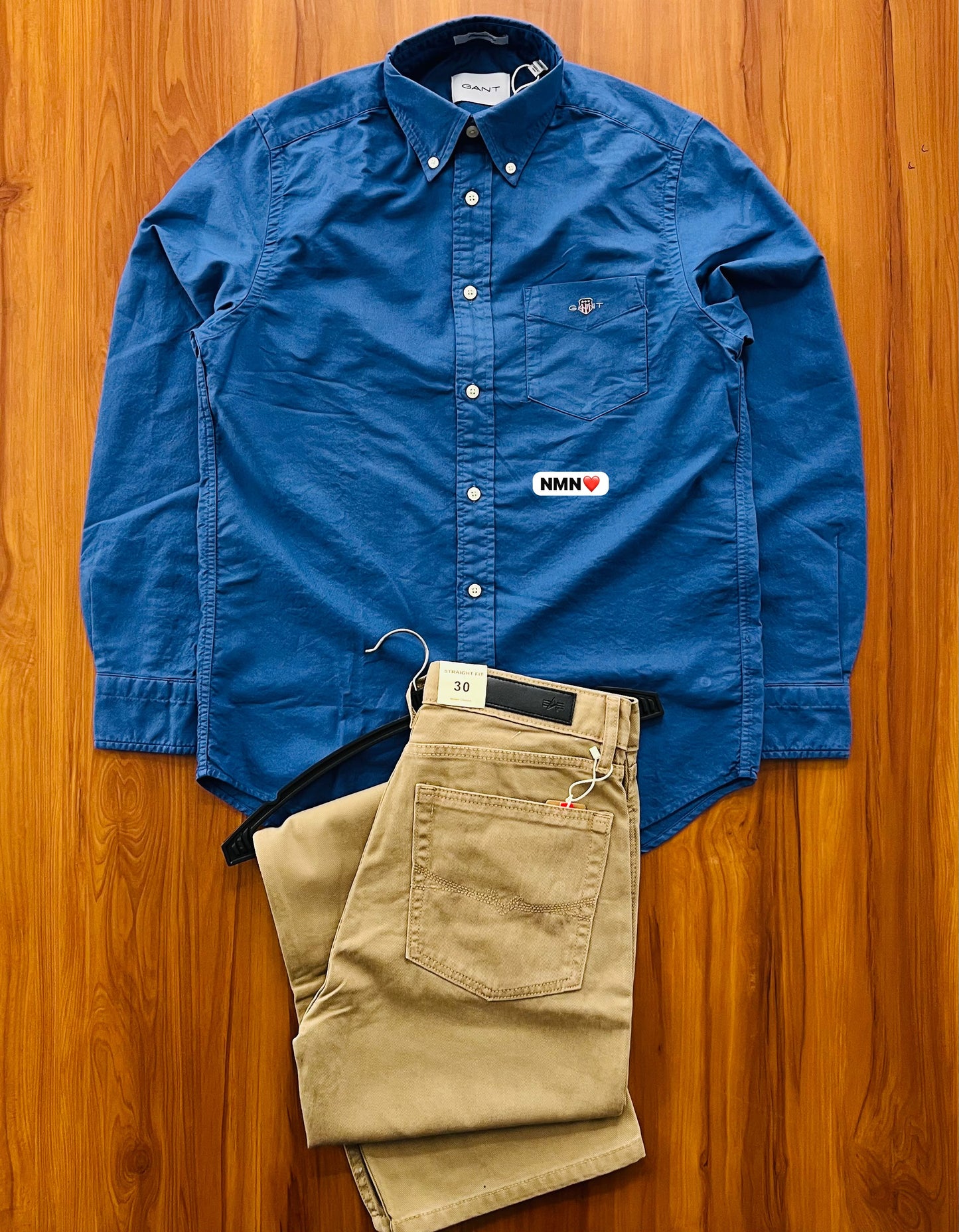 Shirt solid colour. Blast wash. Peach soft. Oxford fabric ( feels like velvet smooth ) so fckn damn awesome. Quality is speaking