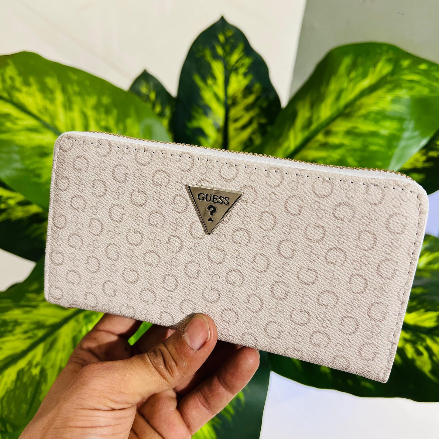 Hand wallet/clutch guess