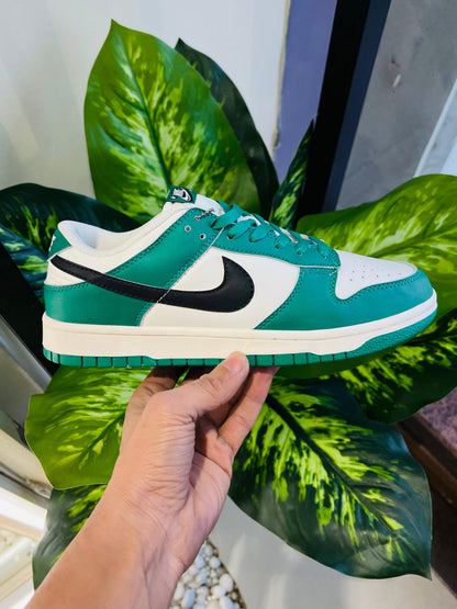 Shoes nike sb dunk green white