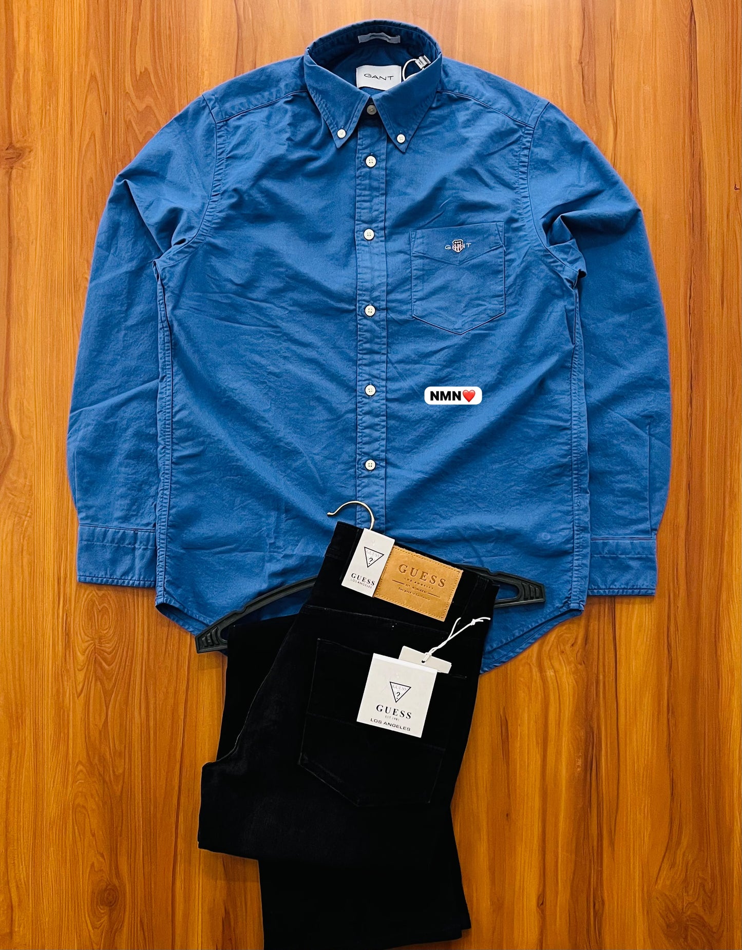 Shirt solid colour. Blast wash. Peach soft. Oxford fabric ( feels like velvet smooth ) so fckn damn awesome. Quality is speaking