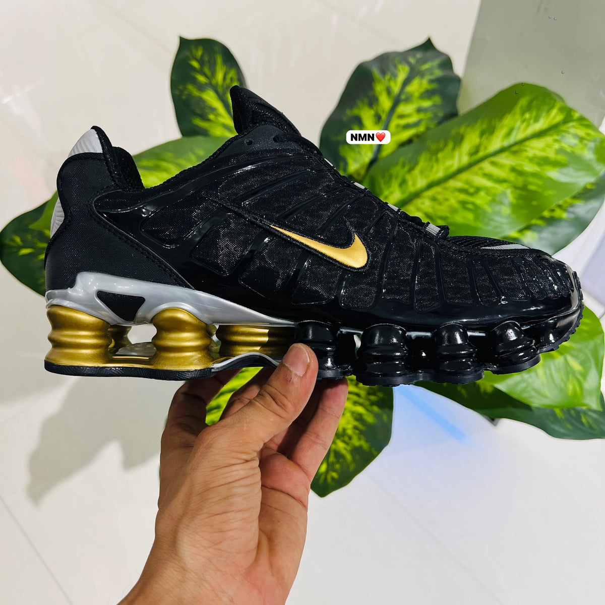 Shoes nike shox black golden
